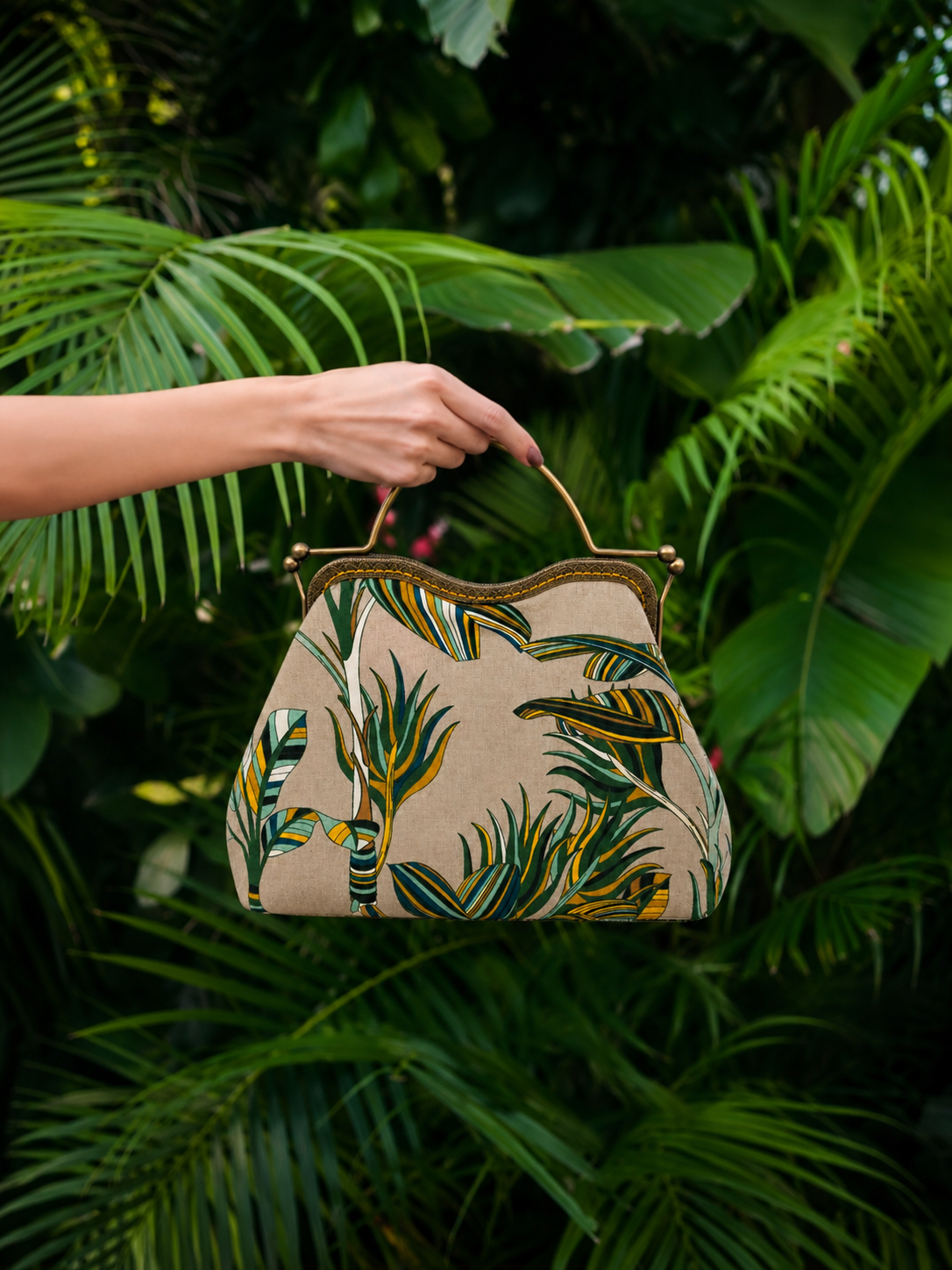 Bolso de diseño sostenible hecho a mano a partir de telas recuperadas